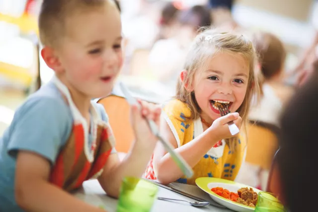 serunion-servicios-educa-restauracion-escuelas-niños-riendo